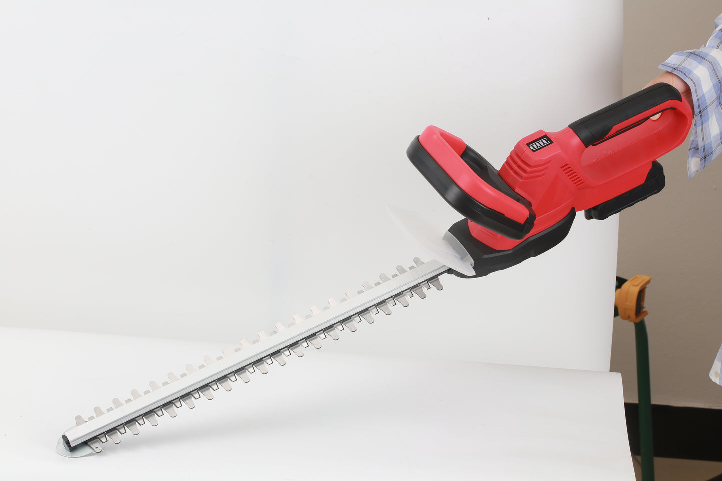 FUTURE HOME Cordless Hedge Trimmer, 22 Inch Steel Blade, Reduced Vibration, Battery and Charger Included