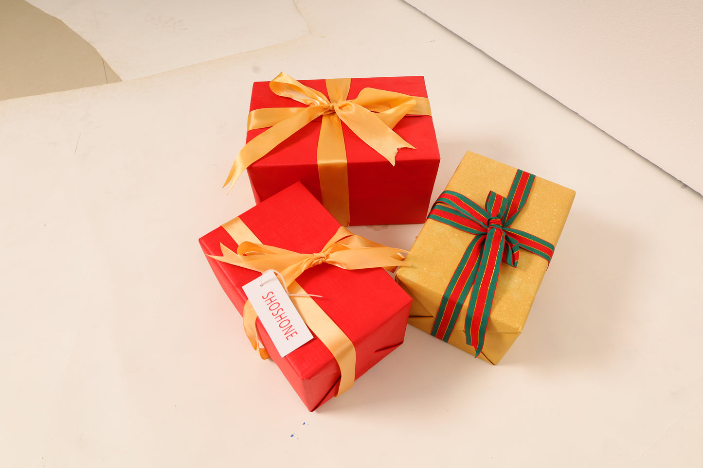 SHOSHONE Christmas Gift Boxes, Light Up Decorative Mistletoe, Christmas Decorations for Home Indoor