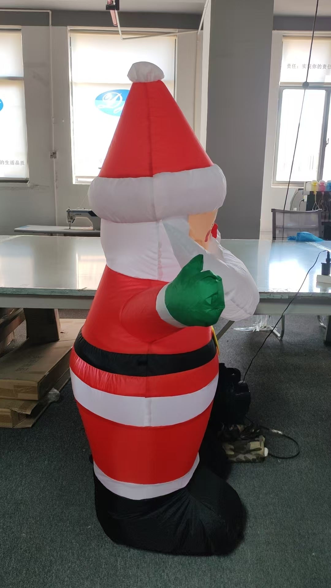 FUTURE HOME 5 FT Christmas Inflatables Santa Claus Outdoor Decorations Blow Up Yard Standing Santa with Built-in LEDs for Holiday Party Xmas Yard Garden Lawn Decor